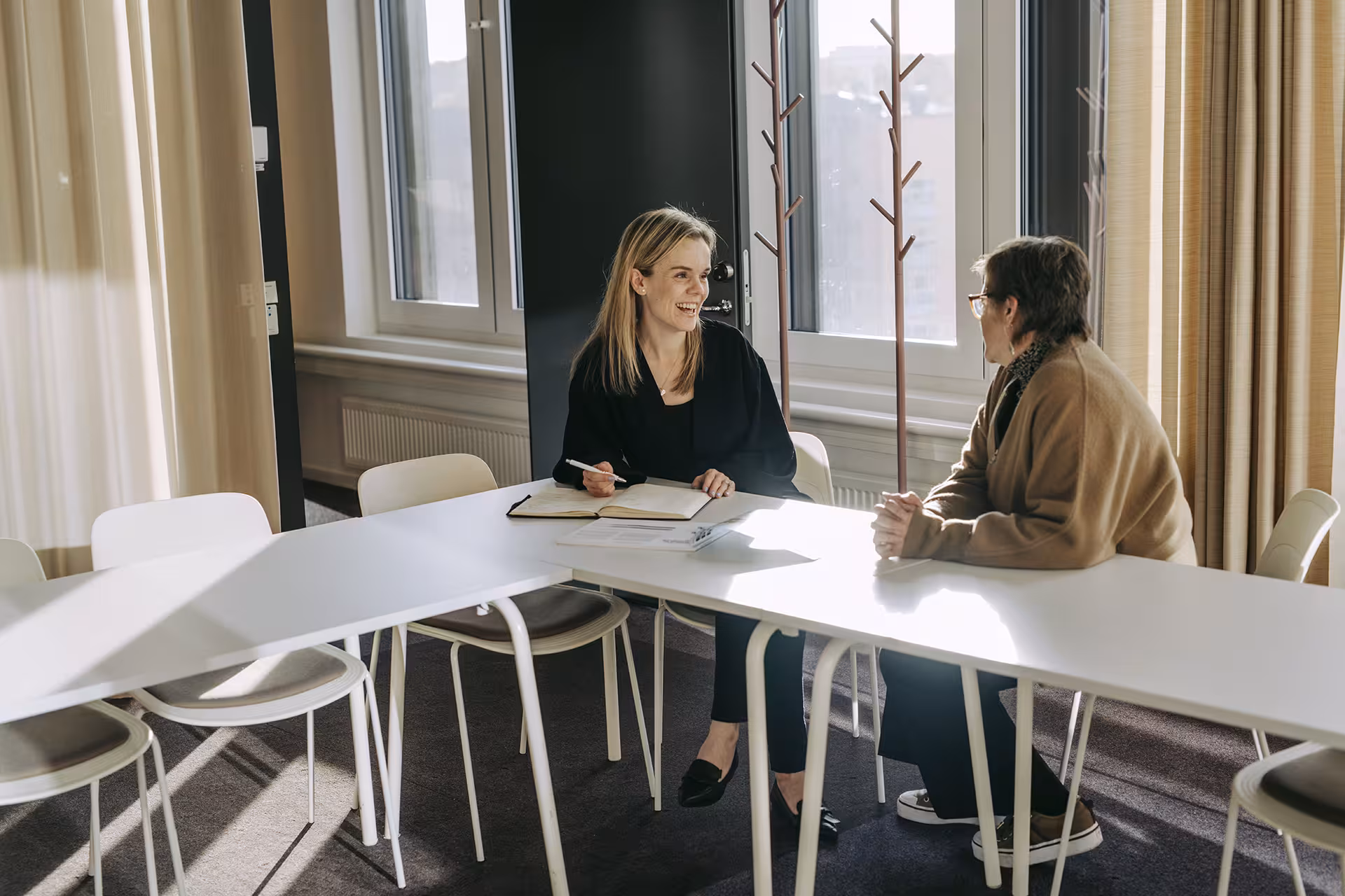 To damer som diskuterer finansiell stabilitet i internasjonale markeder.