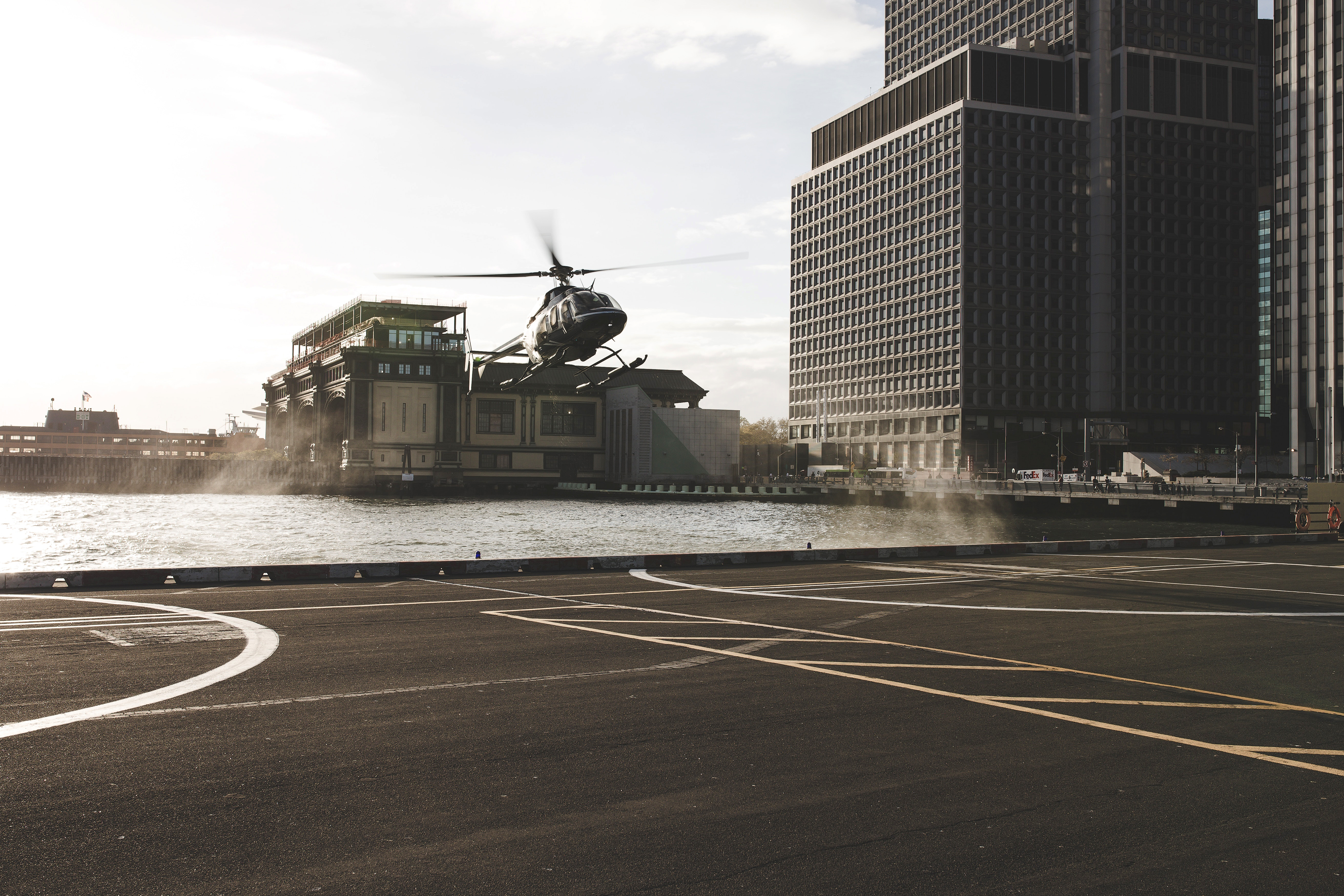 Et helikopter som skal lande på bakken, illusjon av global rekkevidde.