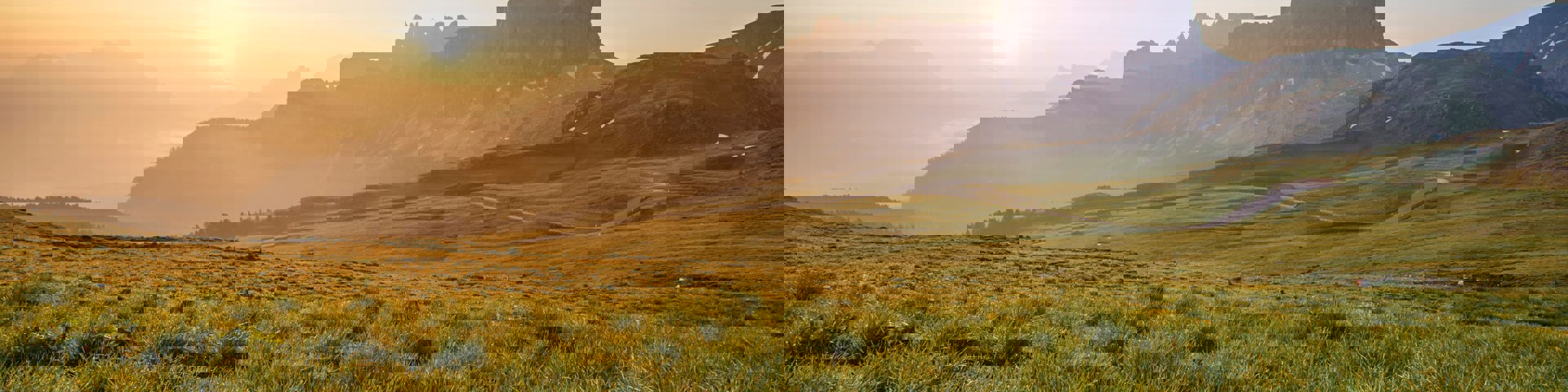 Fjell med eng og sol