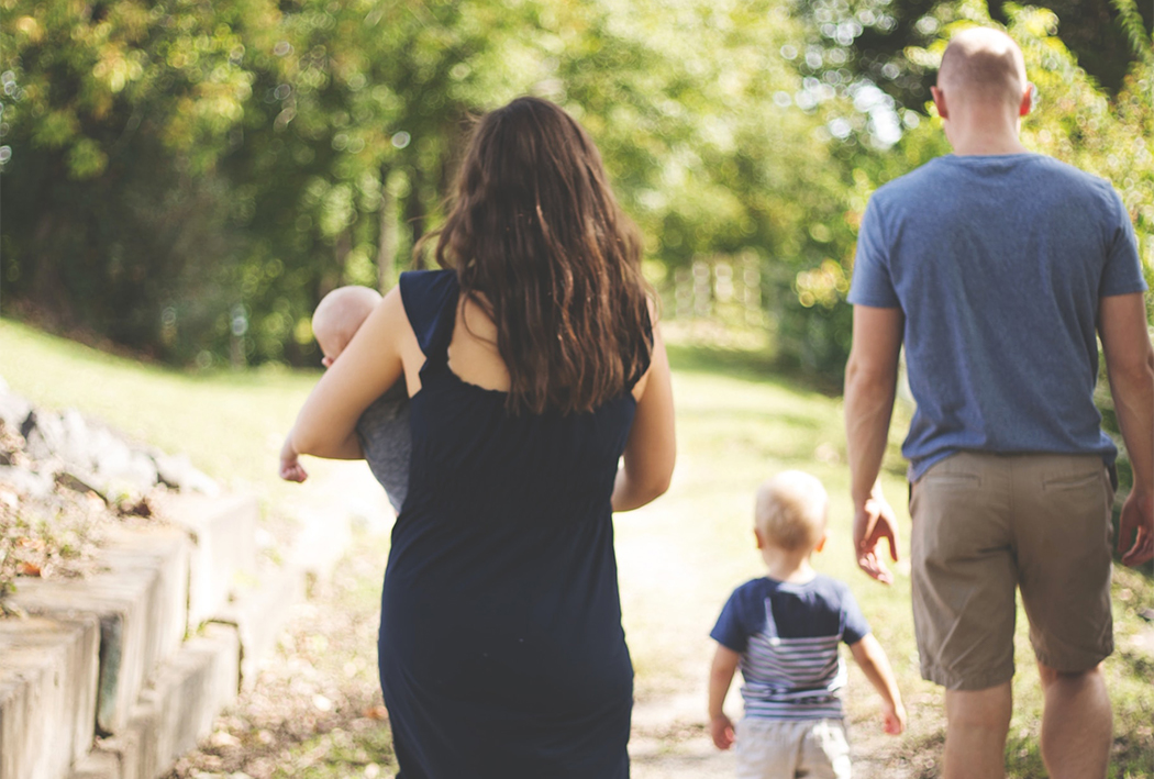 En familie er ute på tur en sommerdag, illustrasjon på tiden før samlivsbrudd.