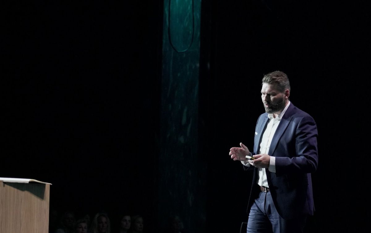 Steinar Nielsen på scenen under Intrum Live