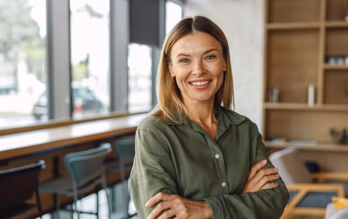Smilende dame som illustrerer en fornøyd kunde