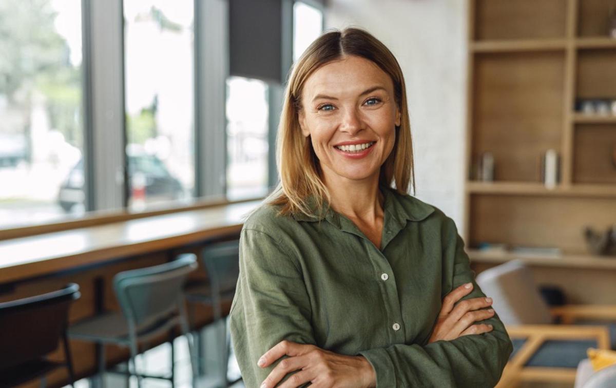 Smilende dame som illustrerer en fornøyd kunde