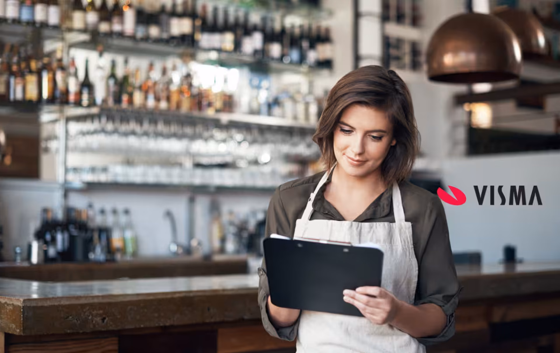 Kvinne som sjekker at alt er klar før åpning av bar