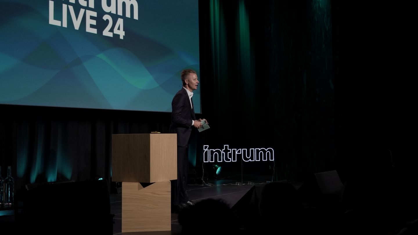 Stian Arnesen På Scenen Under Intrum Live 1440X810