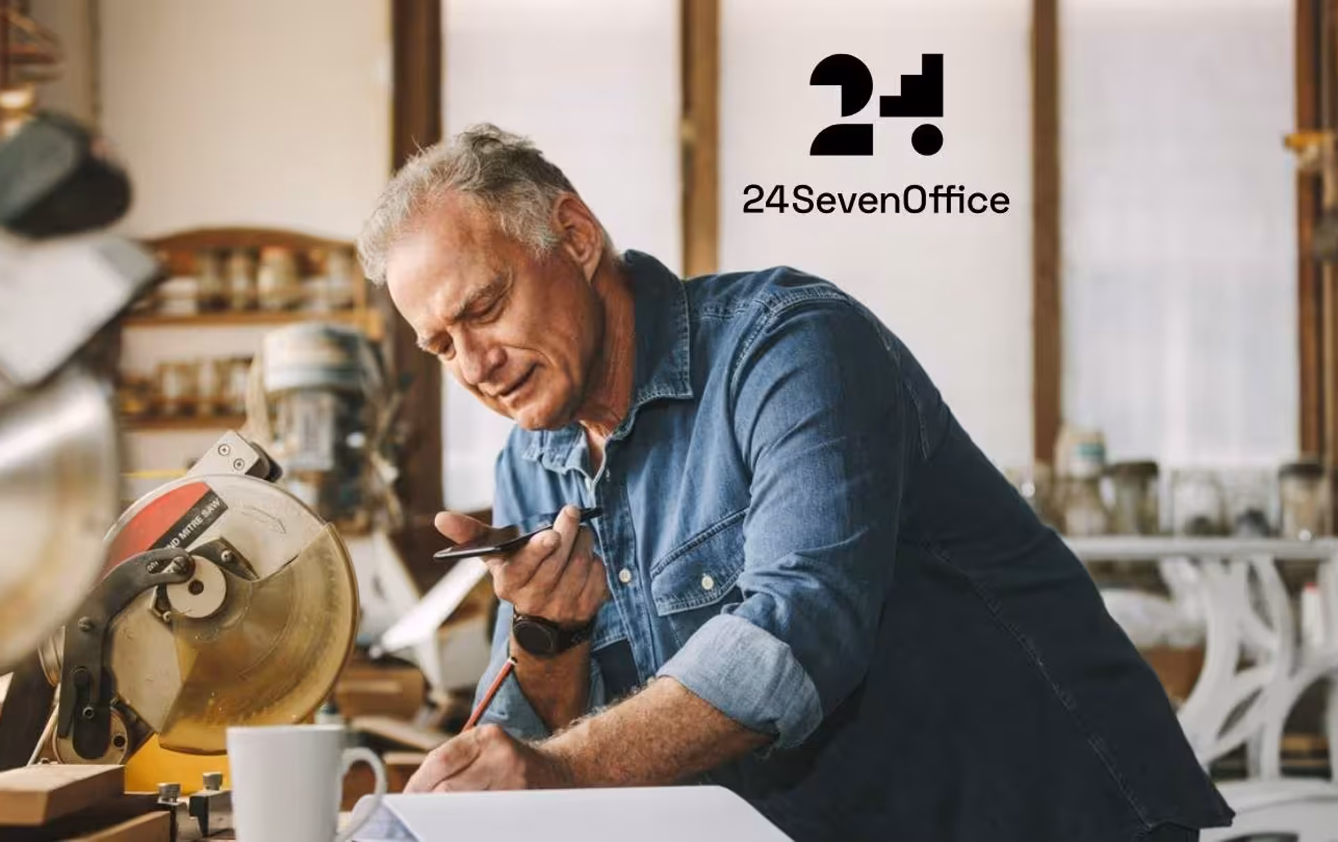 Håndverker som gjør regnskapet sitt